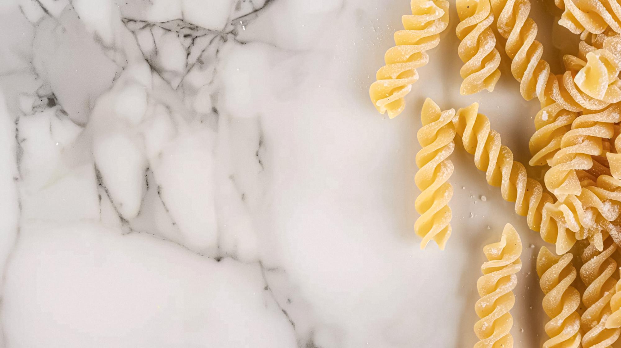 Nahaufnahme handgerollte Pasta auf Marmor